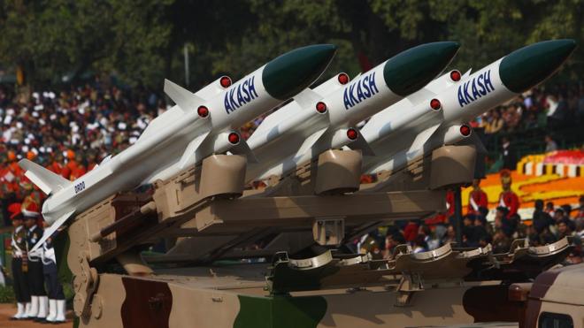 Mô hình hệ thống phòng thủ tên lửa đất-đối-không Akash trong một lễ diễu binh tại Ấn Độ