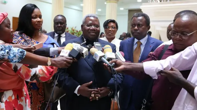 Moise Bibalou Koumba (au milieu), le président du Centre gabonais des élections