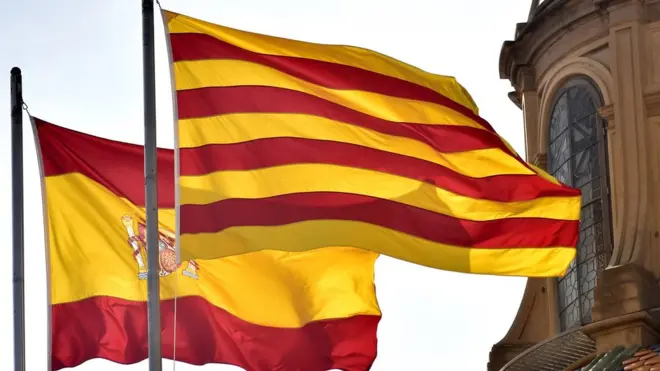 Cờ nền vàng vạch đỏ đã có từ thế kỷ 11 - 12 trên gia huy của các vị vương xứ Aragon