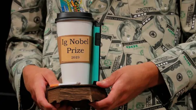 Тимоти Восс держит Шнобелевскую премию по экономике