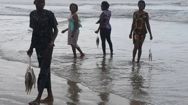 people dey pack dead fish