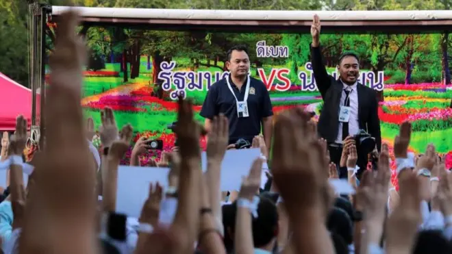 ในระหว่างดีเบต มีการพักเคารพธงชาติ ปรากฏว่าผู้ชุมนุมได้พร้อมใจกัน "ชู 3 นิ้วระหว่างร้องเพลงชาติ" ก่อนตะโกนว่า "เผด็จการจงพินาศ ประชาธิปไตยจงเจริญ" ต่อหน้า รมว.ศธ.