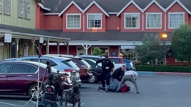 هذه لحظة إلقاء القبض على المشتبه به في حادث إطلاق النار بولاية كاليفورنيا الأمريكية