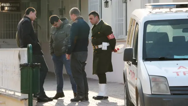 Yaralı askerler Gaziantep ve Kilis'te tedaviye alınırken, saldırıda hayatını kaybeden uzman çavuşun cenazesi helikopter ile Gaziantep Adli Tıp Kurumu morguna getirildi.