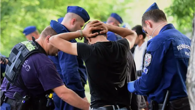 Lüksemburg Dışişleri Bakanı, Macar hükümetini 'mültecilere kötü muameleyle' suçluyor.