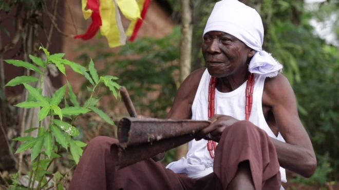 O kwuru sị na o gosiri ndị mmadụ ike ya na 1972 ka o jidere mmiri n'otu ọdọ ụgbọelu