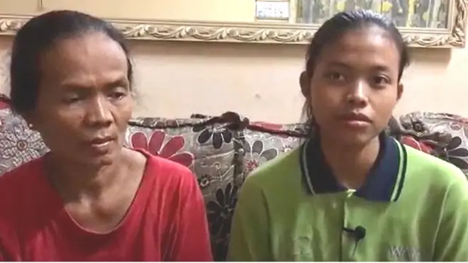 Lasri (kiri) dan putrinya Nur Cholilah ke Malaysia lewat perekrut tak resmi dan tak digaji.