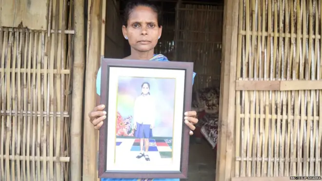 अनीता की तस्वीर दिखाती विनती