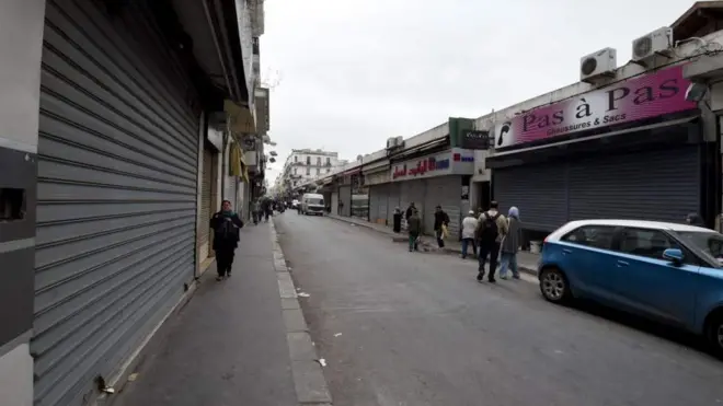 Dacwad oogaha ayaa sheegay in lamaanahan ay iyaga oo qaawan ku dhex jireen gaariga