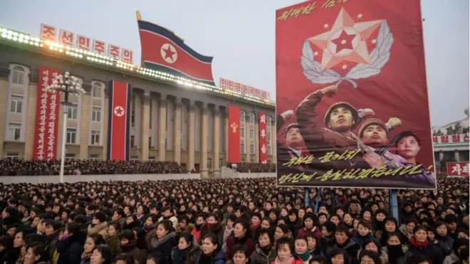 북한 주민들이 2019년 1월 4일 평양 김일성 광장에서 열린 김정은 위원장의 신년사를 지지하는 집회에서 구호를 외치고 있다. 김 위원장의 1월 1일 연설의 상당 부분은 경제에 초점을 맞추었다.