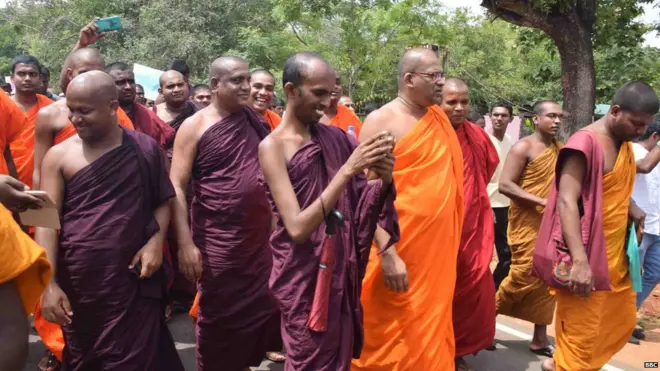 බෞද්ධ භික්ෂුන් වහන්සේ විරෝධතා පෙළපාලියේ