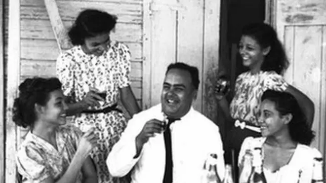 Después de trabajar, los refugiados se reunían en el restaurante del pueblo.