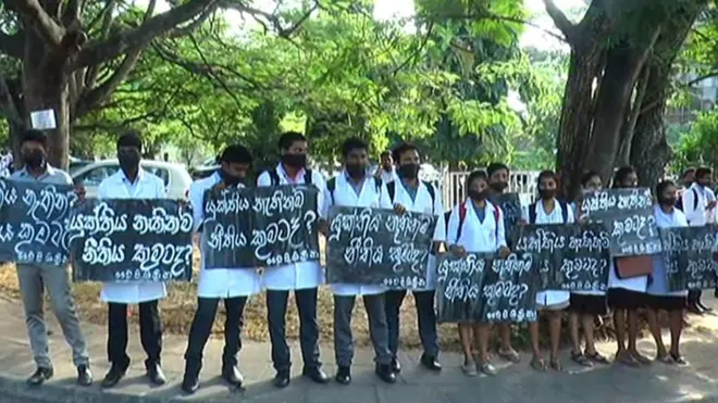 සයිටම් විදුහලට එරෙහිව උපරිමාධිකරණ සංකීර්ණය ඉදිරිපිට විරෝධතාවක් පැවැත්විණ