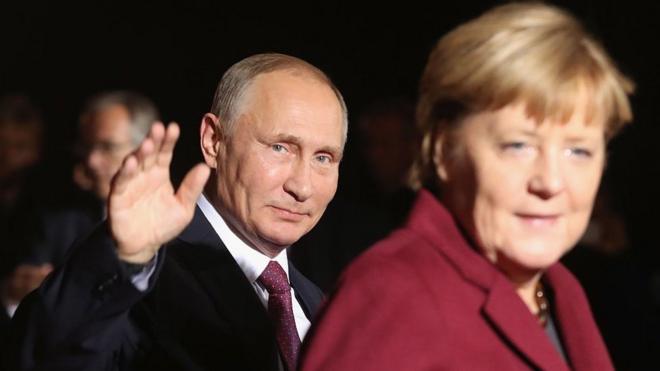 Vladimir Putin y Angela Merkel en 2016.