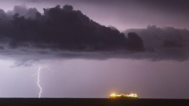 Raio cai pertosite de analise futebol virtual bet365navio no oceano