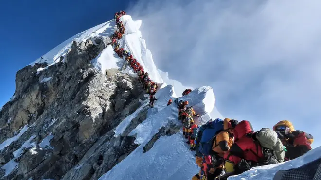 Fila de montañistas para ascender a la cima del Everest.