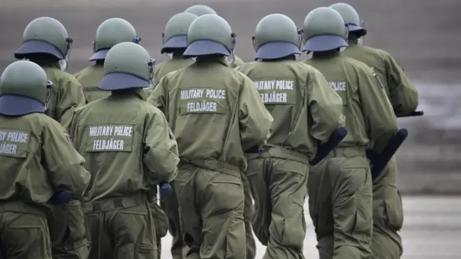 يتطلب القانون الحالي التقصي عن الجنود بعد أن يتم تجنيدهم