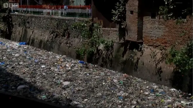 ขยะพลาสติกในคลอง