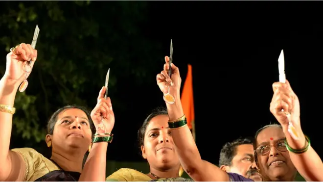 చురకత్తులు చూపుతున్న శివసేన మహిళా కార్యకర్తలు