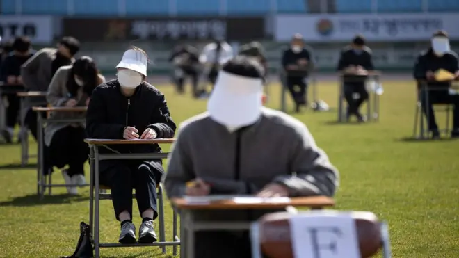 4일 경기도 안산에서 열린 안산도시공사 상반기 공개채용 야외 필기시험에서 응시자들이 5m 간격으로 시험을 치르고 있다