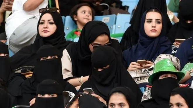 మహిళలకు స్వేచ్ఛ ఇవ్వడంపై సంప్రదాయవాదులు ఆగ్రహం వ్యక్తం చేస్తున్నారు