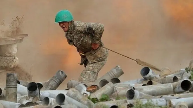 ኣብ ማእኸል ውግእ ዘሎ ወተሃደር