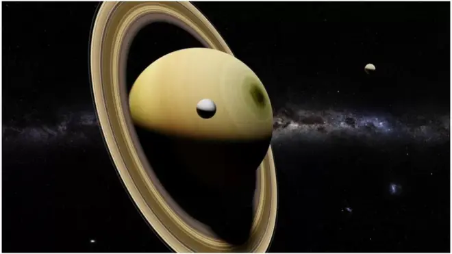 Les astronomes observent Saturne et ses satellites depuis plus de trois siècles et demi.