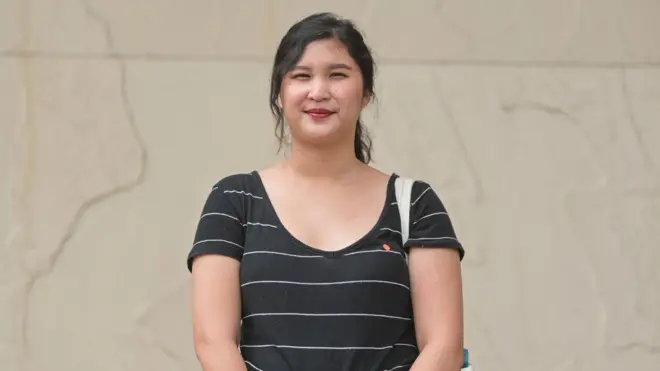 น.ส.รวิสรา เอกสกุล บัณฑิตจากคณะอักษรศาสตร์ จุฬาฯ เป็นผู้ชุมนุมที่เข้าร่วมการชุมนุมของกลุ่ม "ราษฎร" ที่นัดหมายเดินขบวนไปสถานทูตเยอรมนี เธออาสาออกไปอ่านแถลงการณ์ภาษาเยอรมันที่หน้าสถานทูตเยอรมนีที่ถนนสาทร ในการชุมนุมเมื่อวันที่ 26 ต.ค. 2563 การชุมนุมวันนั้น มีประชาชนทั่วไป นักศึกษา นักกิจกรรมและแกนนำ ถูกดำเนินคดี ม.112 และ ม. 116 รวม 13 คน