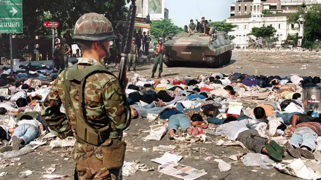 18 พฤษภาคม 2535 ทหารยืนเฝ้ากลุ่มผู้ประท้วงที่ถูกบังคับให้นอนคว่ำหน้า หลังจากรัฐบาลของพล.อ. สุจินดา คราประยูร นายกรัฐมนตรีสั่งให้ปราบปรามผู้ประท้วงอย่างเด็ดขาด