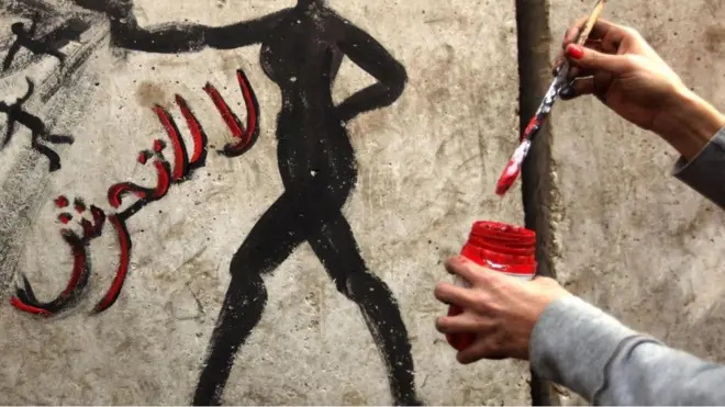 رسم على الحائط بجواره تعليق "لا للتحرش"