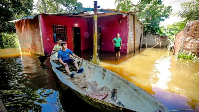 Dos barrios importantes de Puerto Ordaz, una importante ciudad en el este de Venezuela, han sufrido las peores inundaciones en años en los últimos días.