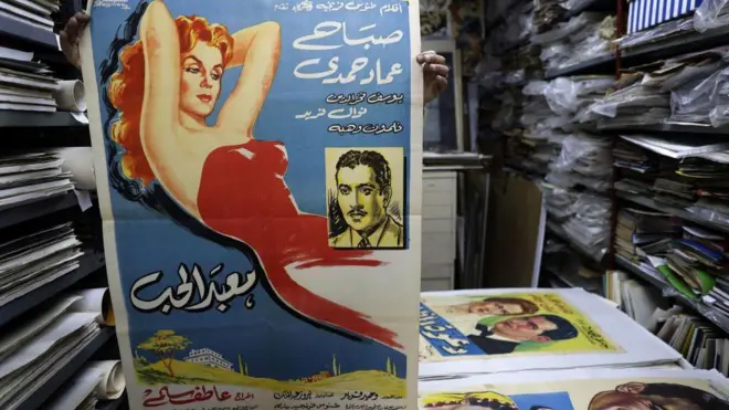 ملصق ملصق فيلم معبد الحب من أرشيف عبودي أبو جودة في بيروت. الفنانة صباح باللون الأحمر