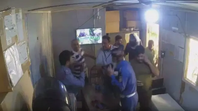 ویڈیو کا سکرین شاٹ جس میں صحافیوں کو ٹریفک وارڈن پر تشدد کرتے ہوئے دیکھا جا سکتا ہے۔