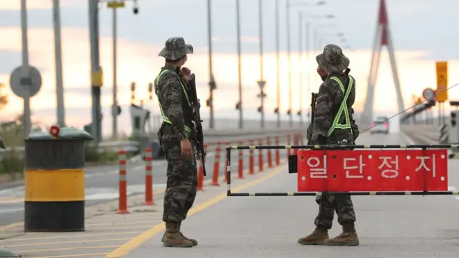 인천 강화군 북한 접경지 교동도로 진입하는 교동대교에서 군 병력들이 검문을 하고 있다