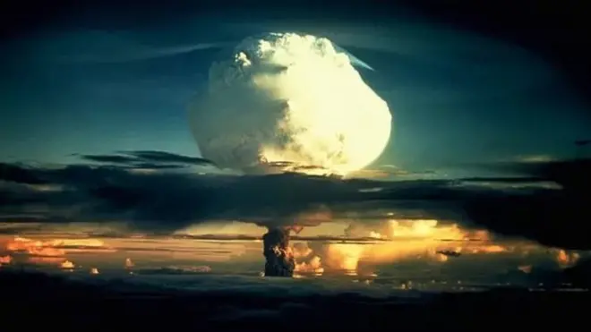 جزائر مارشل میں Enewetak Atoll پر آپریشن آئیوی سے مشروم کا بادل، پہلا ہائیڈروجن بم ٹیسٹ۔