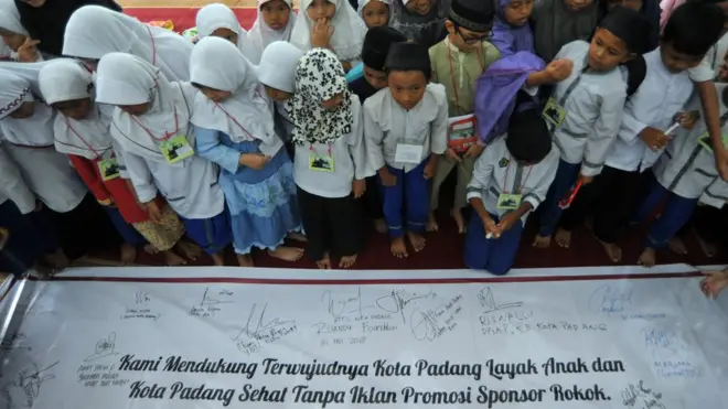 Anak-anak bersiap menandatangani dukungan Kota Padang tanpa iklan rokok, di Padang, Sumatera Barat, Kamis (31/5). Pemkot Padang serta anak-anak pesantren ramadan mendeklarasikan dukungan agar DPRD segera mengesahkan Perda Kawasan Tanpa Rokok (KTR) di kota itu untuk melindungi anak-anak.