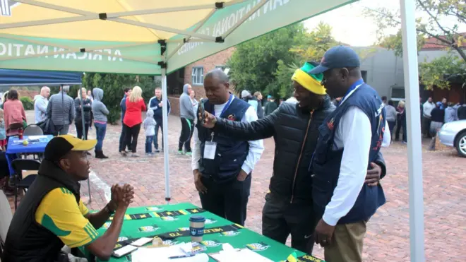 Goodluck E. Jonathan dey observe di South Africa election.