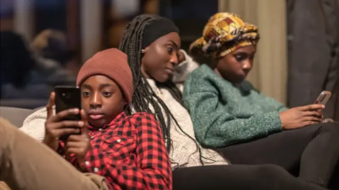 Adolescents utilisant un Smartphone