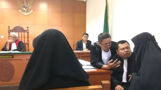 Dian Yuli Novi berembuk dengan dua kuasa hukumnya dari Tim Pembela Muslim, setelah mendengarkan tuntutan jaksa penuntut umum. Tuntutan untuk Dian dan Tutin Sugiarti dibacakan dalam sidang yang sama.