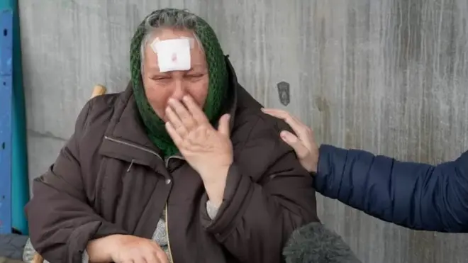 Бабуся Тетяна оплакує свого онука. Його вбили російські війвькові