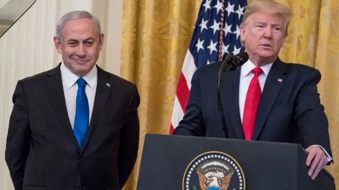 ښاغلي ټرمپ په داسې حال کې چې په واشنګټن کې د اسراییلو لومړي وزیر بنیامين نتنیاهو تر څنګ ولاړ و وویل، د ده پلان 'د فلسطینیانو لپاره وروستی فرصت کېدای شي.'