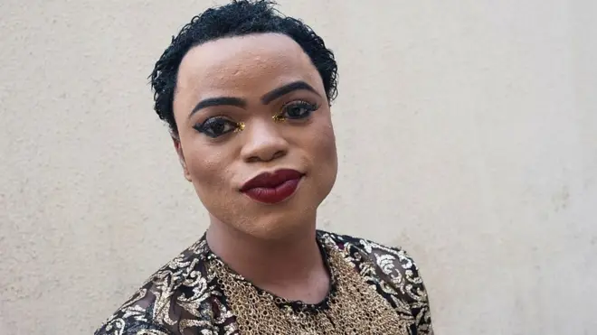 Très célèbre sur Snapchat, l'homme nigérian Barbie, Bobrisky, pose le 7 novembre 2016 à Lagos.