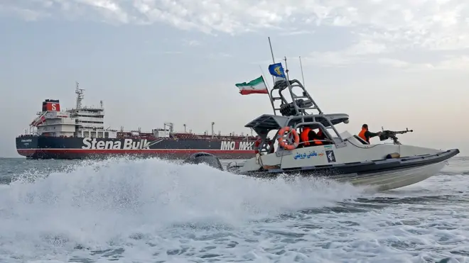 จริง ๆ แล้วความขัดแย้งเริ่มปะทุขึ้นในเดือนพฤษภาคม ตอนที่เรือบรรทุกน้ำมัน 4 ลำถูกโจมตีในอ่าวโอมาน สหรัฐฯ กล่าวหาอิหร่านว่าวางระเบิดเรือเหล่านั้น แต่อิหร่านปฏิเสธ