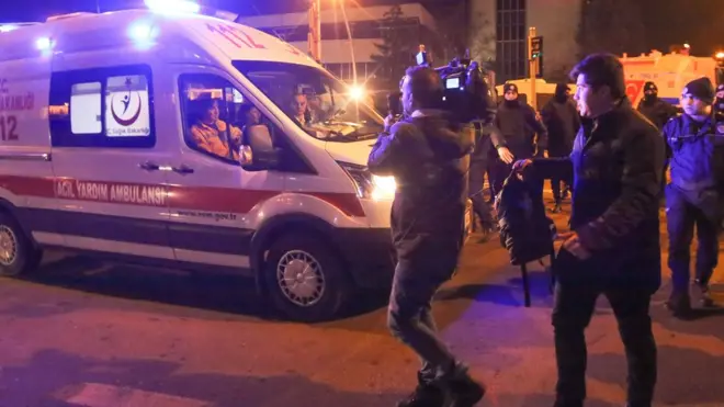 Мэр Анкары сообщил в своем "Твиттере", что нападавший был полицейским, а целью атаки была попытка снова обострить отношения между Россией и Турцией