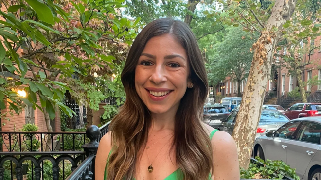 Fotografia colorida mostra mulher brancajogo online da quinacabelo castanho claro e liso, no ombro, sorrindo,jogo online da quinauma rua arvorizada no fimjogo online da quinatarde