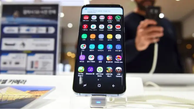 Людям стало так зручно витрачати гроші, що вони перестають стежити за витратами