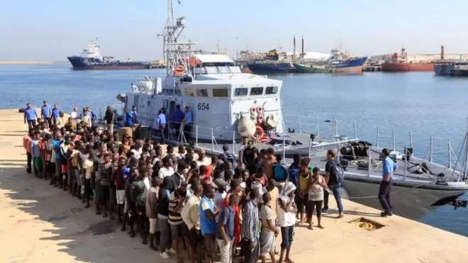 مهاجرون أفارقة عبر ليبيا