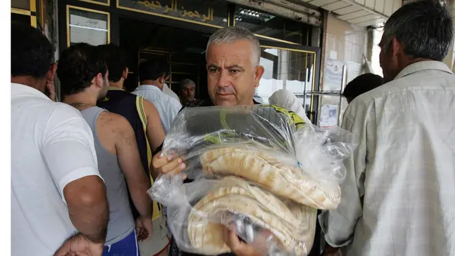 طوابير الخبز في لبنان أحد دلائل الأزمة