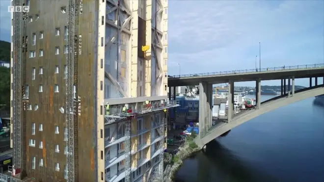 Многоэтажная башня из дерева