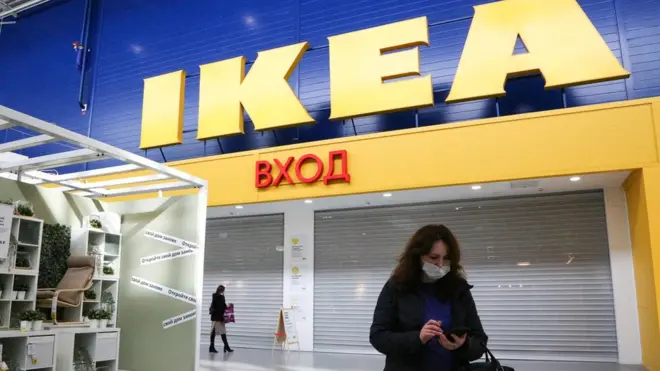 Покупатели у магазина "ИКЕА" в ТЦ "Мега"